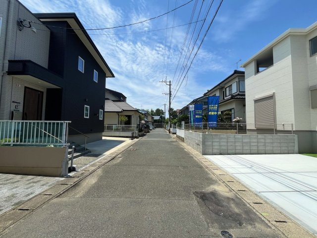 東区三苫2丁目　1号棟の前面道路含む現地写真