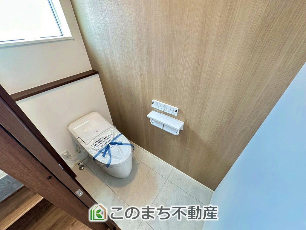 宇都宮市中戸祭2期　８号棟のトイレ|小窓から換気ができて清潔なトイレスペース☆ウォシュレット搭載です！
