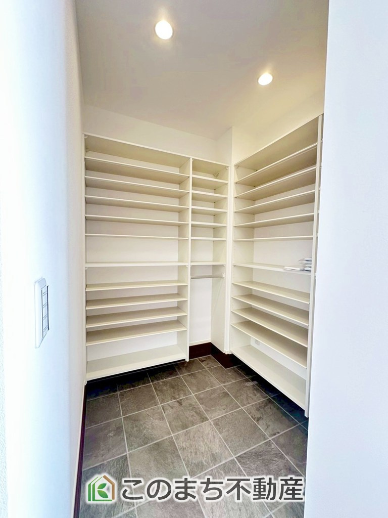 宇都宮市中戸祭2期　８号棟の収納|玄関には大きな荷物も収納出来るシューズクロークもございます♪