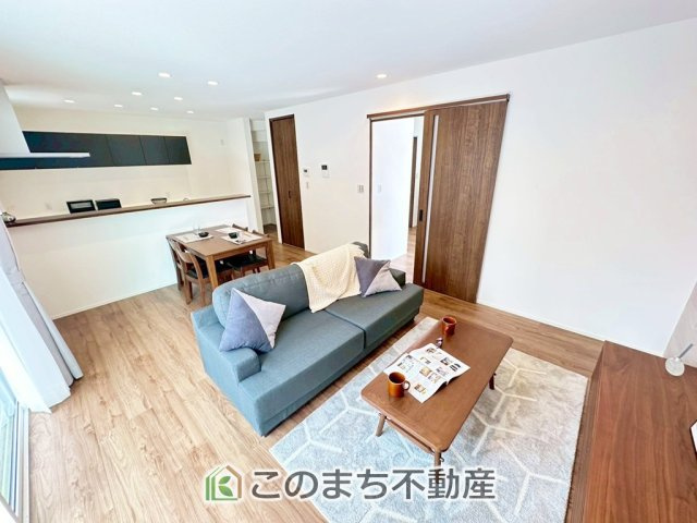 宇都宮市中戸祭2期　８号棟の居間・リビング|南向きのリビングは一日中太陽の光が射し込みます♪家族が集まる空間は、自然と笑顔が溢れます。
