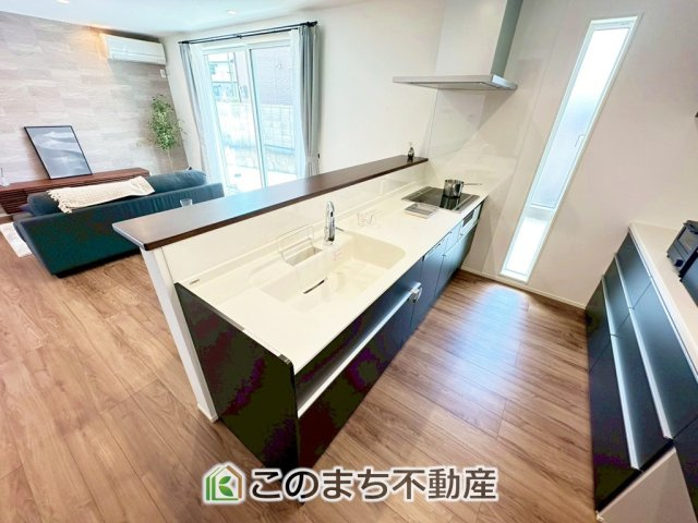 宇都宮市中戸祭2期　８号棟のキッチン|大型の冷蔵庫やレンジボードもしっかり置ける広々としたキッチンスペースが大事。
ゆとりある空間で作業ができるとお料理の腕も日に日に上がりそうな気がしてきます。