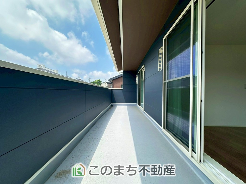 宇都宮市中戸祭2期　８号棟の居間・リビング|南向きバルコニーがございます！
陽当りが確保されておりますので洗濯物も速乾です！