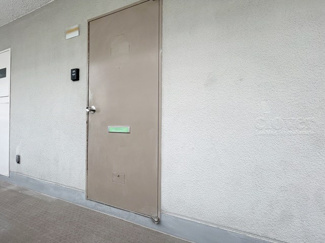 【その他共用部分】 | 皆様をお迎えする、お部屋の玄関ドア。開けやすさや開放角度、ドアノブの操作しやすさや鍵の形状などを、現地で一度ご確認ください。～即日のご見学可能～　お問合せはお気軽にどうぞ。