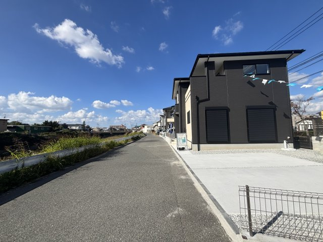 志免町志免中央3丁目1期　2号棟の前面道路含む現地写真