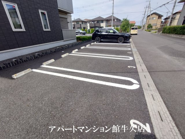カーサベルデＥの駐車場