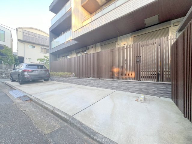 ワイズ橘公園の駐車場