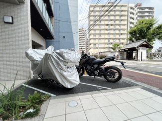 【駐車場】 | バイク置き場。空き区画の有無や駐輪料金、サイズおよび排気量規定などについては、改めてお問い合わせください。～即日のご見学可能～　お問合せはお気軽にどうぞ。
