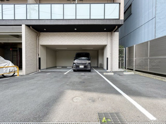 【駐車場】 | マンションの駐車場スペース。空きの有無や駐車料金、サイズ規定などについては、改めてお問い合わせください。～即日のご見学可能～　お問合せはお気軽にどうぞ。
