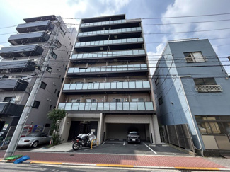 【外観】 | 手入れの行き届いた外壁やエントランスなど、「見ればわかる」レベルで清潔感を保ったマンションです。築年数を感じさせない姿で皆様をお出迎えします。～即日のご見学可能～　お問合せはお気軽にどうぞ。
