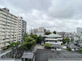 【展望】 | 眼前に広がる空の雄大さと、このお部屋の自慢の一つである「眺望」をご覧ください。毎日、この景色を独り占めできる新生活に夢が広がります。～即日のご見学可能～　お問合せはお気軽にどうぞ。
