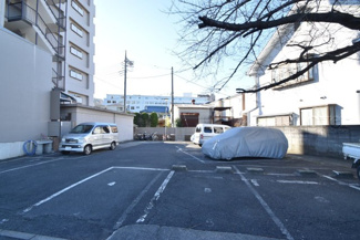 【駐車場】 | マンションの駐車場スペース。空きの有無や駐車料金、サイズ規定などについては、改めてお問い合わせください。～即日のご見学可能～　お問合せはお気軽にどうぞ。