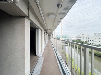【その他共用部分】 | 共用廊下です。ここもきれいに清掃されています。周囲のお部屋の様子も、ぜひ伺ってみてください。～即日のご見学可能～　お問合せはお気軽にどうぞ。