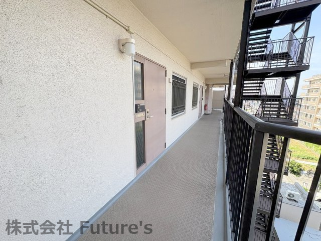 日商岩井三郷マンションのその他共用部分|玄関前廊下になります。