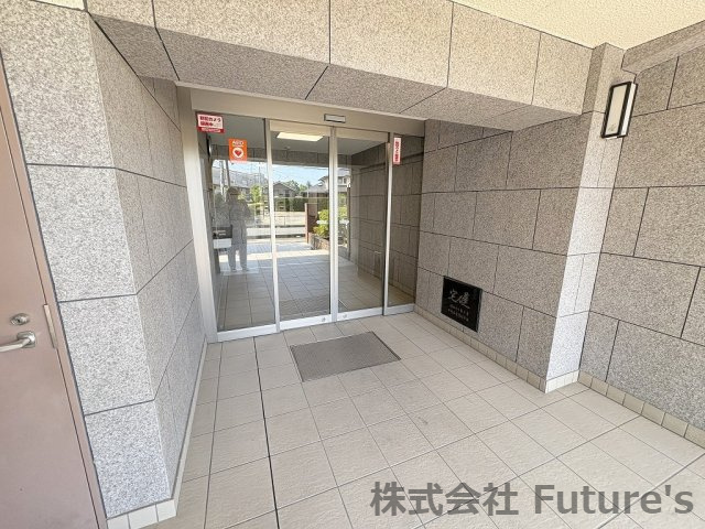 日商岩井三郷マンションのエントランス|マンションエントランスの写真です