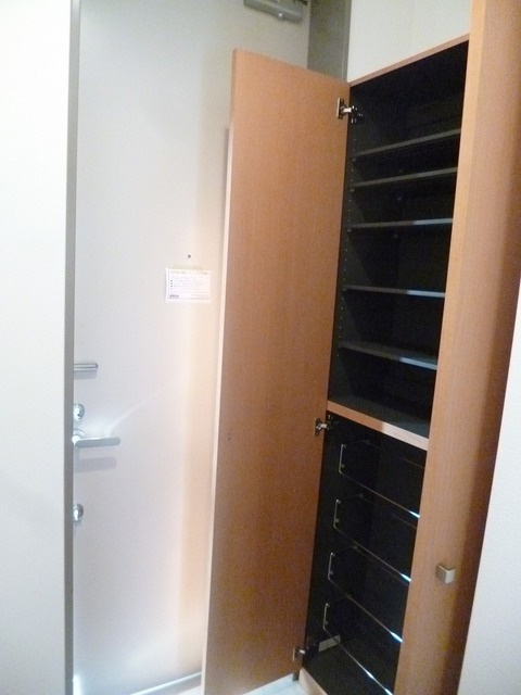 ＡＬＥＧＲＩＡ 経堂の玄関|大型シューズBOX