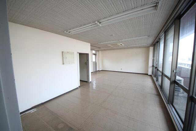 部屋番号：2階のロビー| 