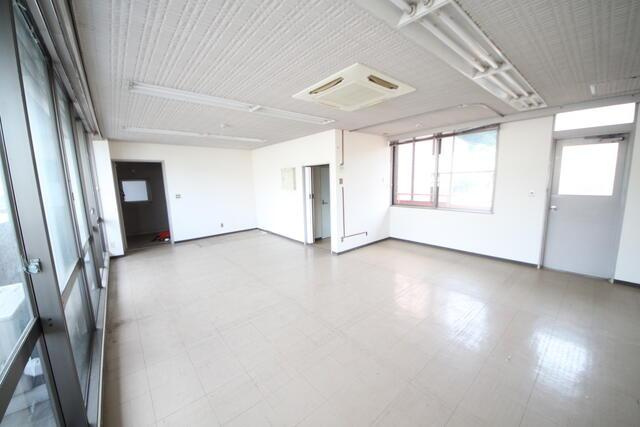 部屋番号：2階のロビー| 