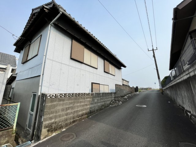 八代市本町4丁目15-8の前面道路含む現地写真