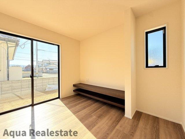 リーブルガーデン丸亀市郡家町第七の独立洗面台|広々としたランドリールームです。