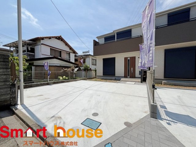 【駐車場】 | 相模原市中央区上矢部　新築2棟 | 大切な愛車を守るカーポートや跳ね上げ式カーゲートが設置可能な駐車スペース。
洗車も出来る余裕のあるスペースには、もちろん自転車の駐輪も可能！
夏にはビニールプールを広げて、お子様と楽しむのもいいかも！