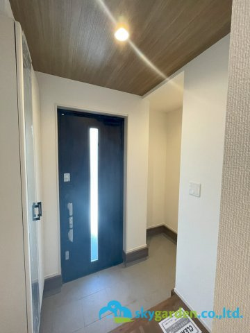 平塚市札場町8期　新築戸建　全2棟1号棟の玄関