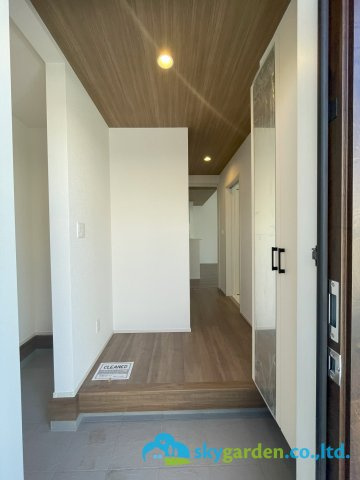 平塚市札場町8期　新築戸建　全2棟1号棟の玄関