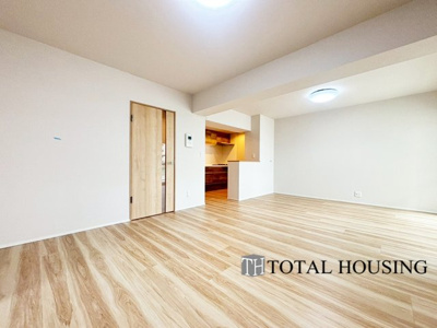 【居間・リビング】 | エステート宮の森 | ご家族みんなで長い時間を過ごすリビングは一番居心地のいいものであって欲しいですね。開放感のある広々リビングに光と風を呼び込みます。収納も多く快適な住空間を実現します。