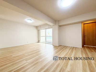 【居間・リビング】 | エステート宮の森 | ☆☆大空間リビングは家族のオアシスへ☆☆毎日家族が笑顔で生活する空間であるリビング。
広さと明るさには拘ってほしい空間です。お子様の成長に合わせて家具の配置なども広いからこそ可能です。