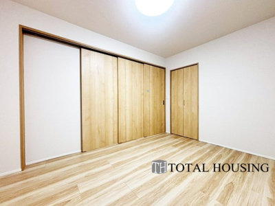 【洋室】 | エステート宮の森 | 洋室　約6.4帖
LDKと隣接した洋室でリビングから目が届く場所なので、お子様の遊び部屋・お昼寝スペースとして使うのもオススメです♪