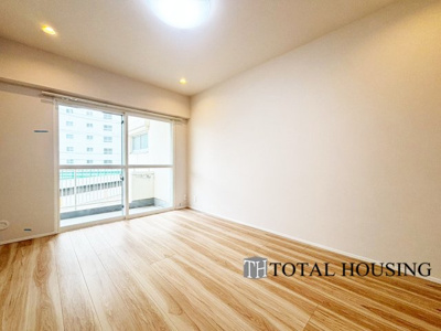 【洋室】 | エステート宮の森 | 洋室　約6.9帖
大きな窓からたっぷりの日差しが降り注ぐ明るい室内です。気持ちの良い朝日を受けて、目覚めの良い健康的な朝を迎えられそうです。