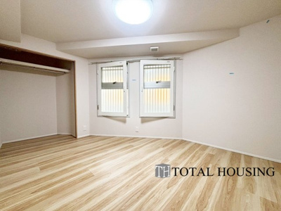 【洋室】 | エステート宮の森 | 洋室　約5.6帖
家族構成やライフスタイルに合わせて、多目的にお使いいただけます。優しい色合いの木目調のフローリングが空間にアクセントをもたらしお洒落な室内です。