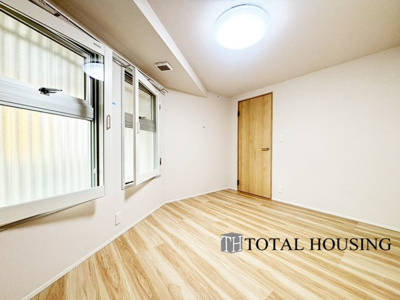 【洋室】 | エステート宮の森 | 洋室　約5.6帖
穏やかな光が差し込む室内には、穏やかな時間が流れます。休日には、落ち着いた空間で自分の趣味を楽しむのはいかがですか。