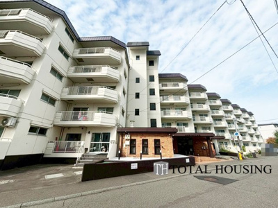 【外観】 | エステート宮の森 | 周辺の穏やかな住宅街に溶け込みながらも、しっかりとした佇まいと落ち着いた色合いが安心感を与えるマンションです。