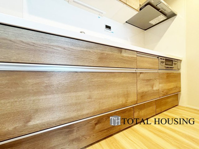 【キッチン】 | エステート宮の森 | LDKを広く使え、料理に集中することができる壁付けタイプのキッチンです。上下に収納が設けられ、調理用品や食器類をすっきりと収納できます◎