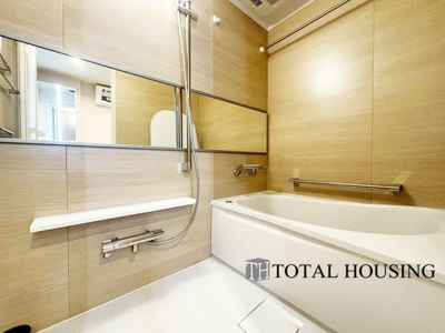 【浴室】 | エステート宮の森 | 限られた空間を広く見せるワイドミラーを採用したバスルーム。浴室換気乾燥暖房機付きで浴室内干しも可能！