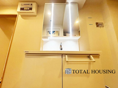 【独立洗面台】 | エステート宮の森 | 一日の始まりの朝、歯磨きをしたりメイクや髪をセットしたり・・・使いやすさが考えられた3面鏡です♪シャワー付水栓で洗面台でのシャンプーや毎日の掃除に大変便利ですね♪