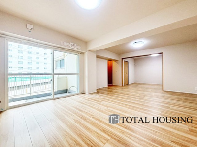 【居間・リビング】 | エステート宮の森 | 約20.5帖の広々としたリビングが魅力的♪日当たりもよく居心地の良い空間です。家族とのコミュニケーションが自然と弾むような仕様は、住む人に笑顔をという想いが込められています。