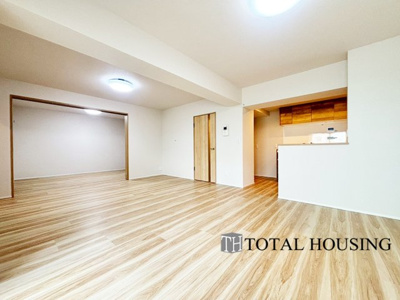 【居間・リビング】 | エステート宮の森 | 居室と隣接しており、引き戸を開放してリビングに空間を作ることもできます。リビングは毎日の暮らしの質を左右するメインステージ。住む人が快適に、健やかに過ごせるリビングで憩いの時間を。