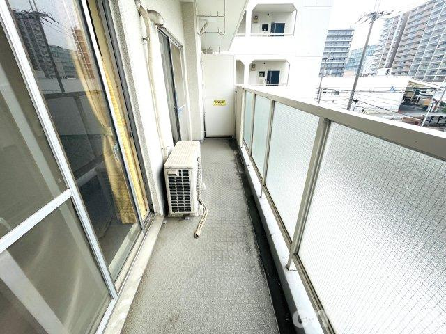 マンション西宮原のバルコニー|◆西側バルコニーです！手すり壁にすりガラスが採用され、光を通してくれ明るいバルコニーです！