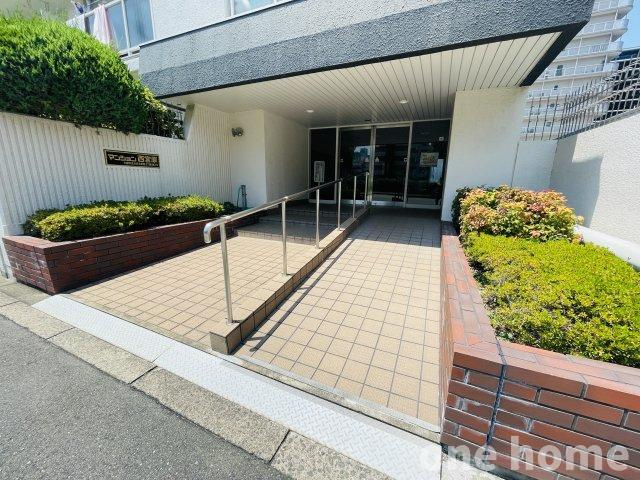 マンション西宮原のエントランス|◆マンションエントランスはスロープ付きで、ベビーカーや車椅子でも移動がスムーズです！
◆【当社販売窓口】売主様→当社→お客様の関係でご内覧～商談までスムーズです!!