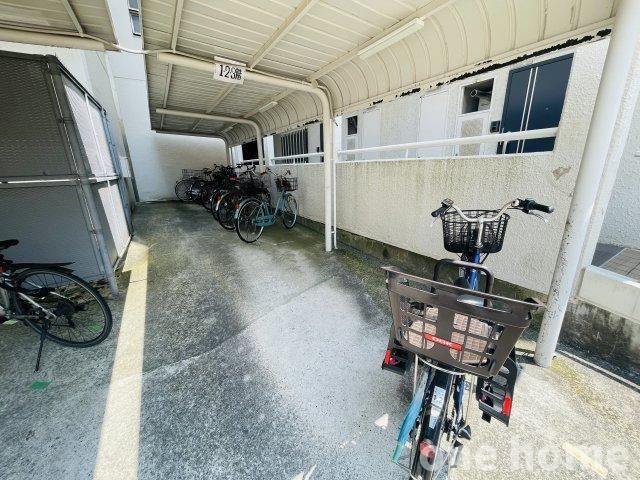 マンション西宮原の駐輪場|◆駐輪場は屋根付きで、自転車が雨風にさらされる心配がありません！
◆最新の空き状況など、詳細につきましてはお気軽にお問い合わせください。