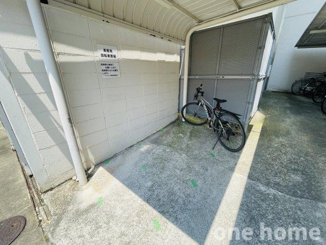 マンション西宮原の駐輪場|◆駐輪場は屋根付きで、自転車が雨風にさらされる心配がありません！
◆最新の空き状況など、詳細につきましてはお気軽にお問い合わせください。
