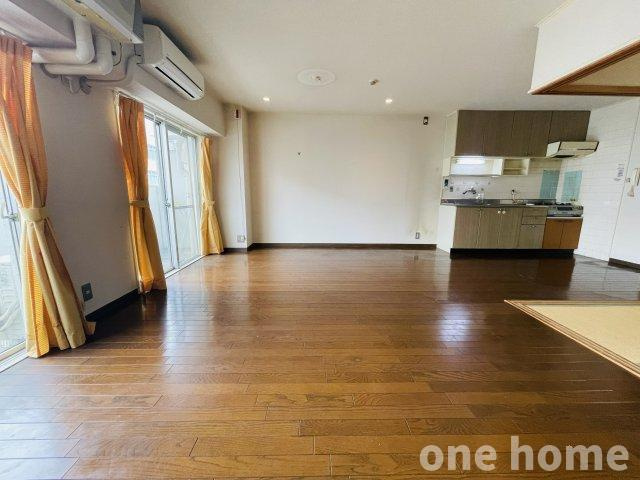 マンション西宮原の居間・リビング|◆LDK 別角度です！掃き出し窓から陽光差し込む明るい空間です♪
◆2LDKから3LDKに変更可能です！