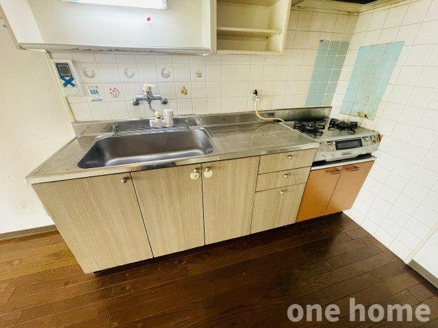 マンション西宮原のキッチン|◆キッチンは空間を有効活用できる壁付けタイプ！
◆自分好みにリノベーションしたい方にオススメのお部屋です!!
◆【即日内覧会開催中】土日はもちろん！平日の仕事終わりの内覧も可能です！