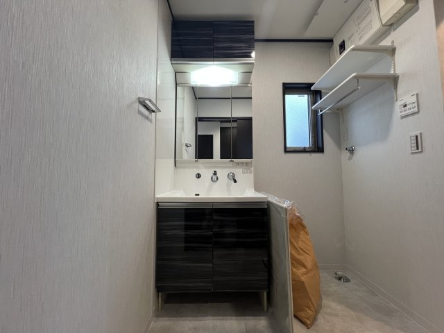 琉球仕様のタタミある寝っ転がりルームは神！【瀬谷区橋戸３丁目】リフォーム戸建の洗面所|忙しい朝には欠かせない洗面所です