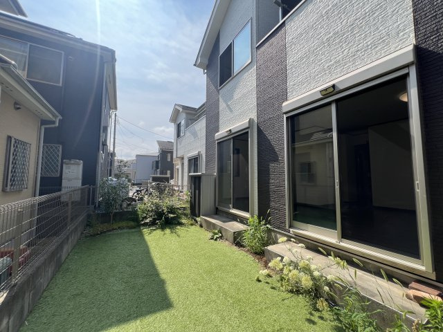 琉球仕様のタタミある寝っ転がりルームは神！【瀬谷区橋戸３丁目】リフォーム戸建の庭|お庭が付いています