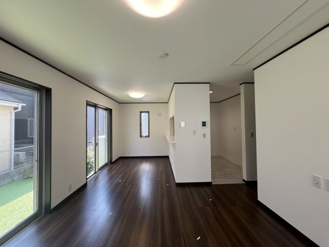 琉球仕様のタタミある寝っ転がりルームは神！【瀬谷区橋戸３丁目】リフォーム戸建の居間・リビング