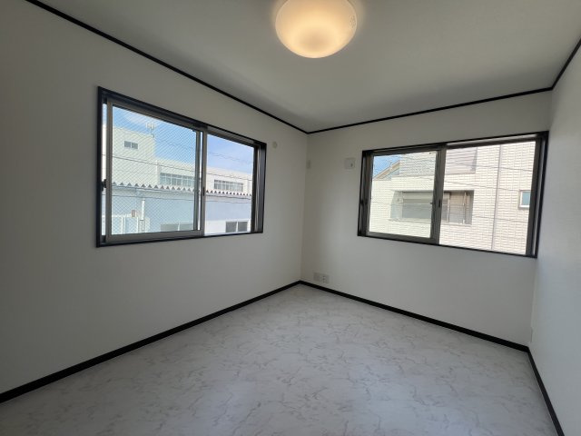 琉球仕様のタタミある寝っ転がりルームは神！【瀬谷区橋戸３丁目】リフォーム戸建の洋室|きれいな洋室です