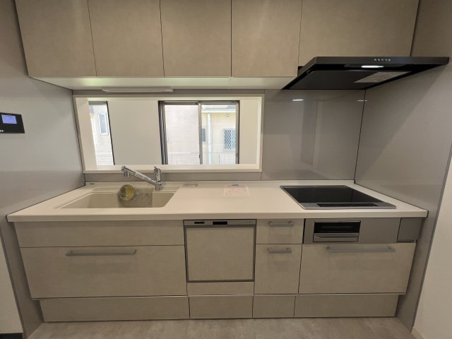 琉球仕様のタタミある寝っ転がりルームは神！【瀬谷区橋戸３丁目】リフォーム戸建のキッチン|コンパクトなキッチンで掃除もラクラク