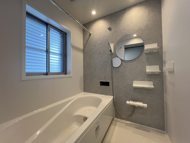 琉球仕様のタタミある寝っ転がりルームは神！【瀬谷区橋戸３丁目】リフォーム戸建の浴室|お風呂で日々の疲れを落としましょう